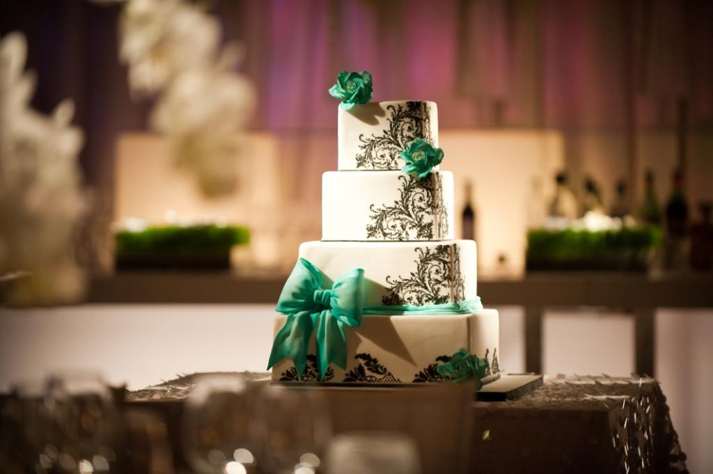 The gorgeous wedding cake from Truli Confectionary Arts pays tribute to the